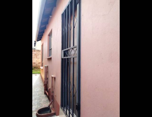 2 BEDROOM PROPERTY TO RENT IN FLEURHOF